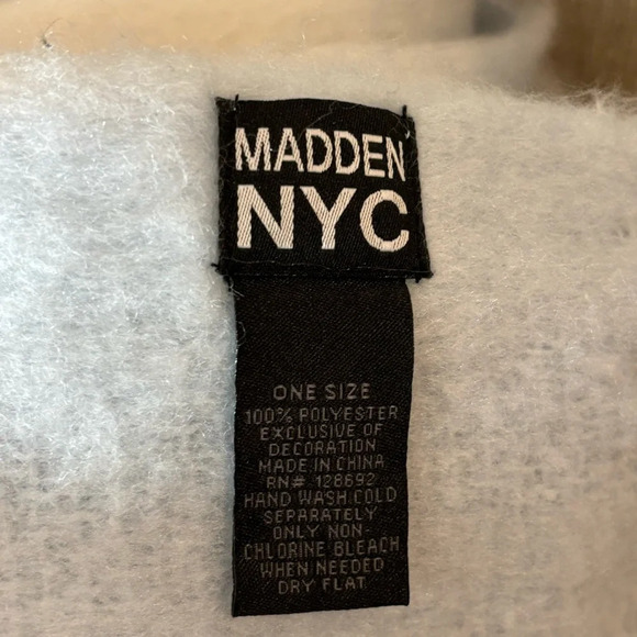 MADDEN  NEW YORK Super Soft Large Fringed Wrap Scarf NWOT - Picture 2 of 6